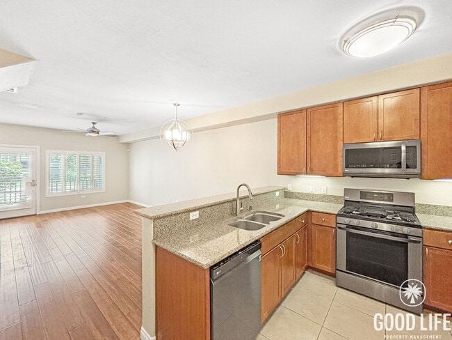 Building Photo - Beautiful 2BD/2.5BA Condo in Bankers Hill W/ W/D, A/C, Patio Area and Community Gym!