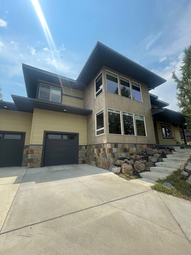 Building Photo - Gorgeous 4 Bedroom Home on Awbrey Butte!