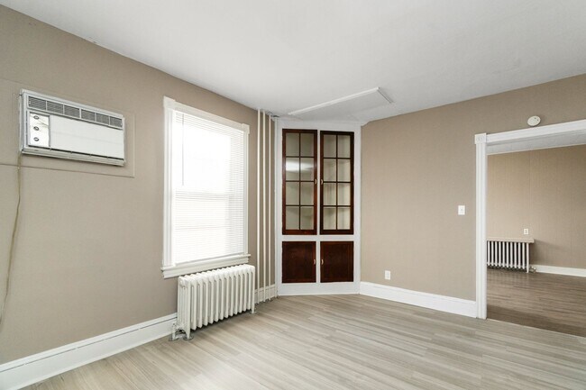 Building Photo - 458 Main St