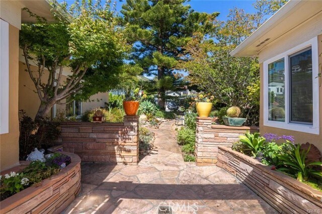 Building Photo - 557 Blumont St