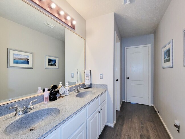 Building Photo - Welcome home to this charming 4-bedroom, 3-bathroom brick house in the desirable Stone Gate commu...