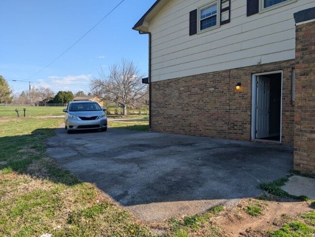 Building Photo - Spacious 2-Bedroom, 1-Bath Apartment Near Karns – Quiet Living with a Large Yard