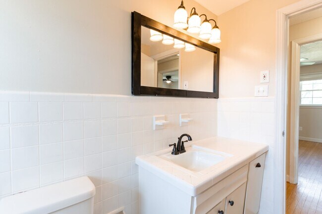 Building Photo - Welcome to this charming 3-bedroom, 2 full...
