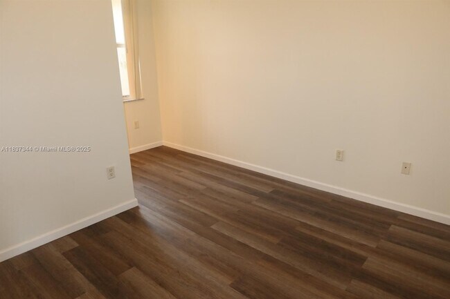 Building Photo - 185 Riverwalk Cir