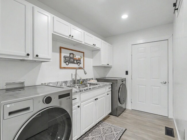 Building Photo - Spacious Furnished Home with Mountain Views and Room to Enjoy