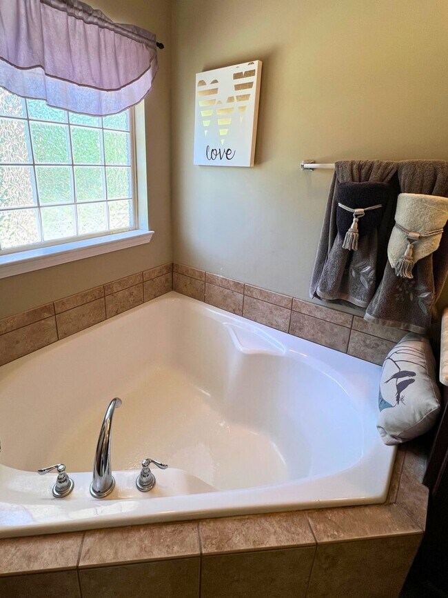 Building Photo - 3-Bedroom, 2-Bath Home with Pool Access an...