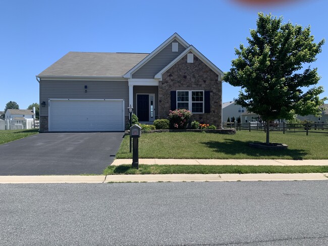 Building Photo - 127 Shady Creek Ln