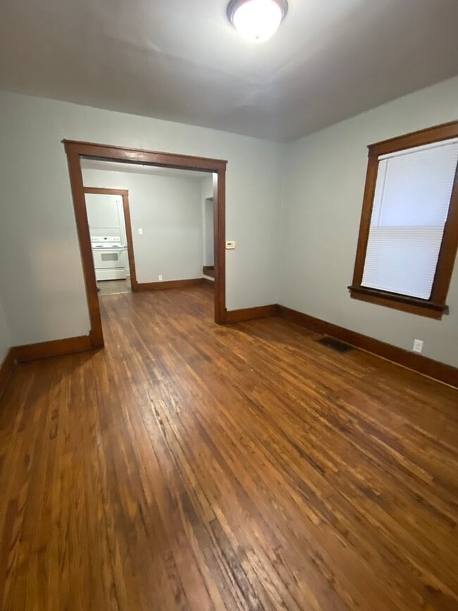 Building Photo - 2 Bedroom, 1 Bath Home Single Stall Attach...