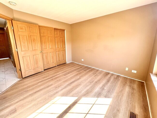 Building Photo - 812 Genesee Dr