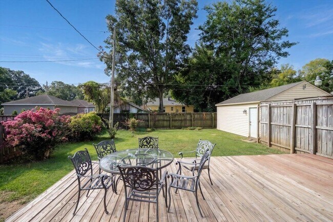 Building Photo - 3733 Charleswood Ave