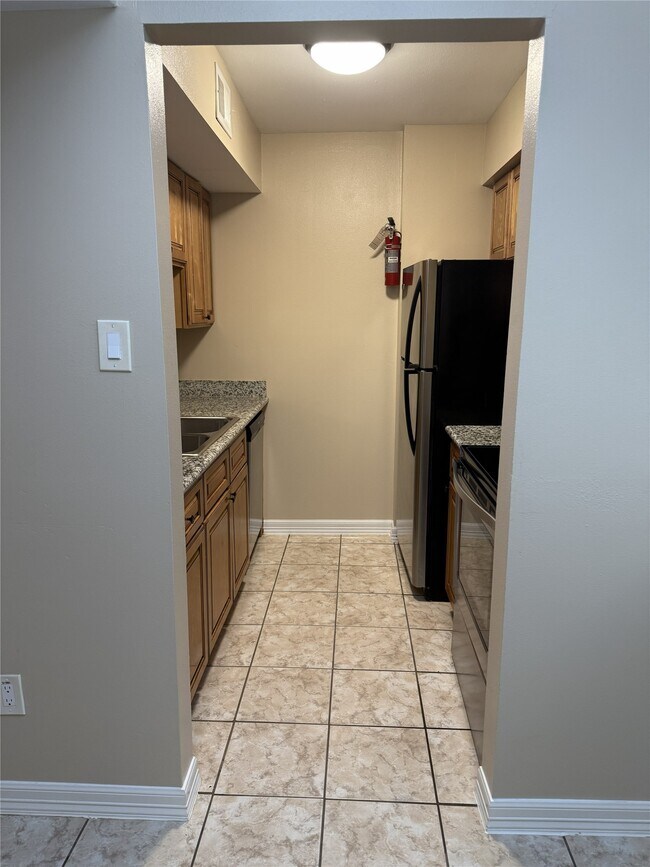 Building Photo - 712 Memorial Mews St