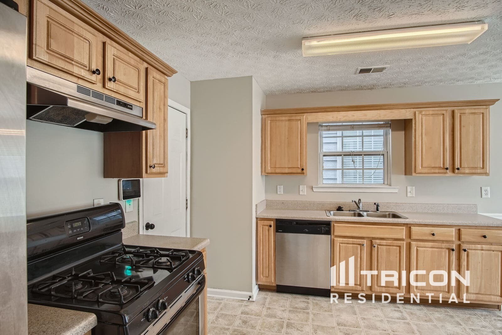 Building Photo - 9582 Lakeview Cir
