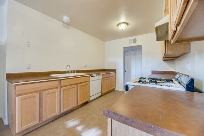 Building Photo - 2940 N Cherry Ave