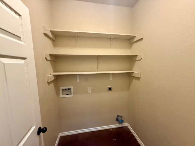 Building Photo - Beautiful 3 bedroom, 2 bathroom home in Ne...