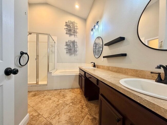 Building Photo - Modern Living Meets Prime Location with this Stunning 4/2!