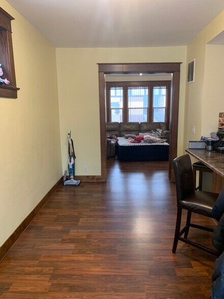 Building Photo - 409 E Cherry St