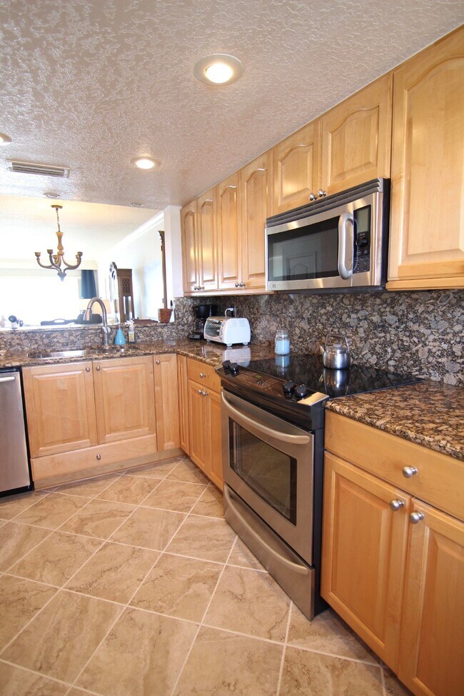 Building Photo - Gorgeous Furnished Direct Ocean Condo in Indialantic