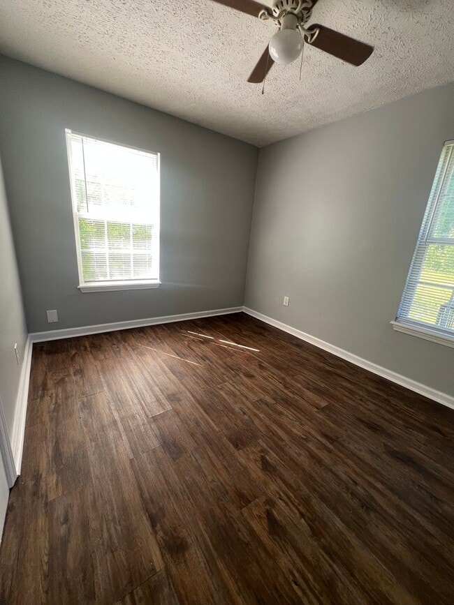 Building Photo - 3 bedroom, 1 bath home