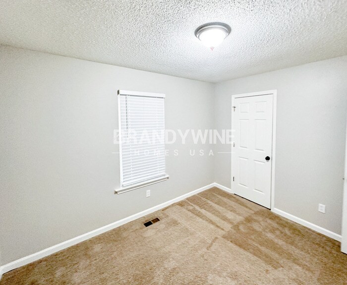 Building Photo - 201 Brooke Dr