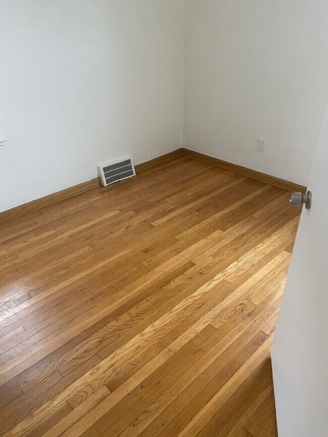 Building Photo - 3 bedroom, 1 bath bungalow with basement and 1 car garage