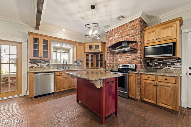Building Photo - 300 Oak Hollow Dr