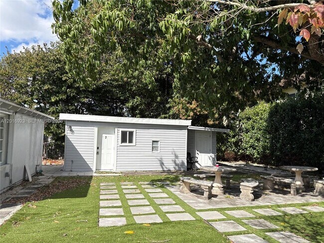 Building Photo - 427 S 24th Ave