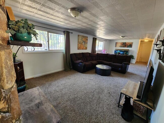 Building Photo - 605 Raemar Dr