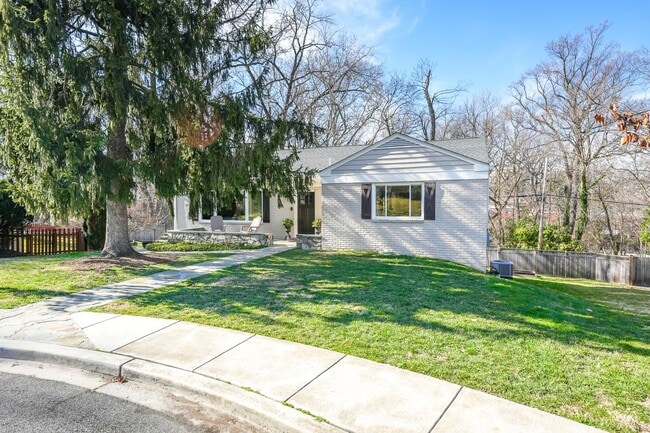 Building Photo - 5128 Linnean Terrace NW