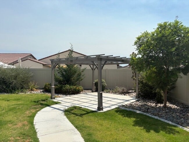 Building Photo - 3 Bedroom + Office, 2 Bath Home with Solar...