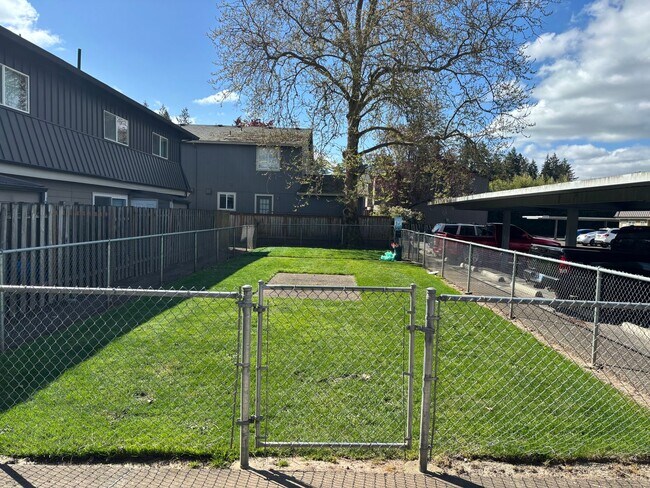 Building Photo - 1ST  FULL  MONTH'S  RENT   FREE  Pet-friendly Townhouse Near Parks and Downtown Newberg - Showing...