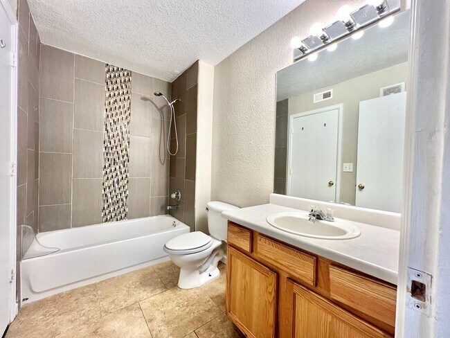 Building Photo - 2 Bed Apartment in the Sable Cove Condomin...