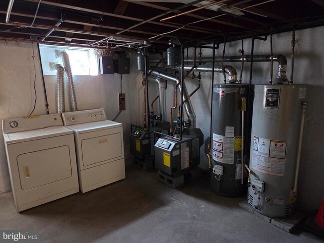 Building Photo - 553 Fanshawe St