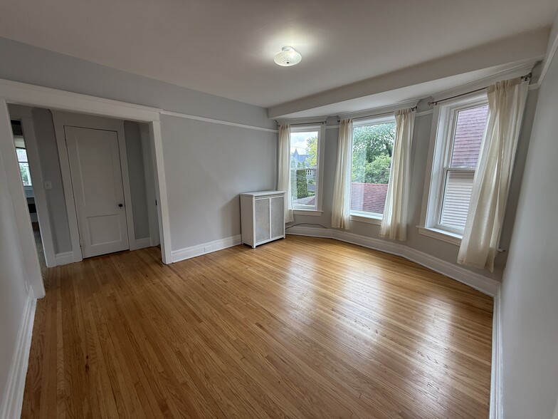 Living room - 2525 N Saint Louis Ave
