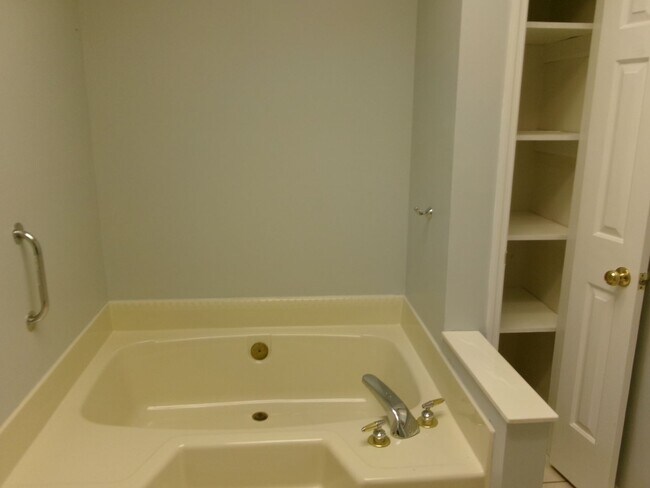 Building Photo - Spacious 3 bedroom home in the Forestbrook...