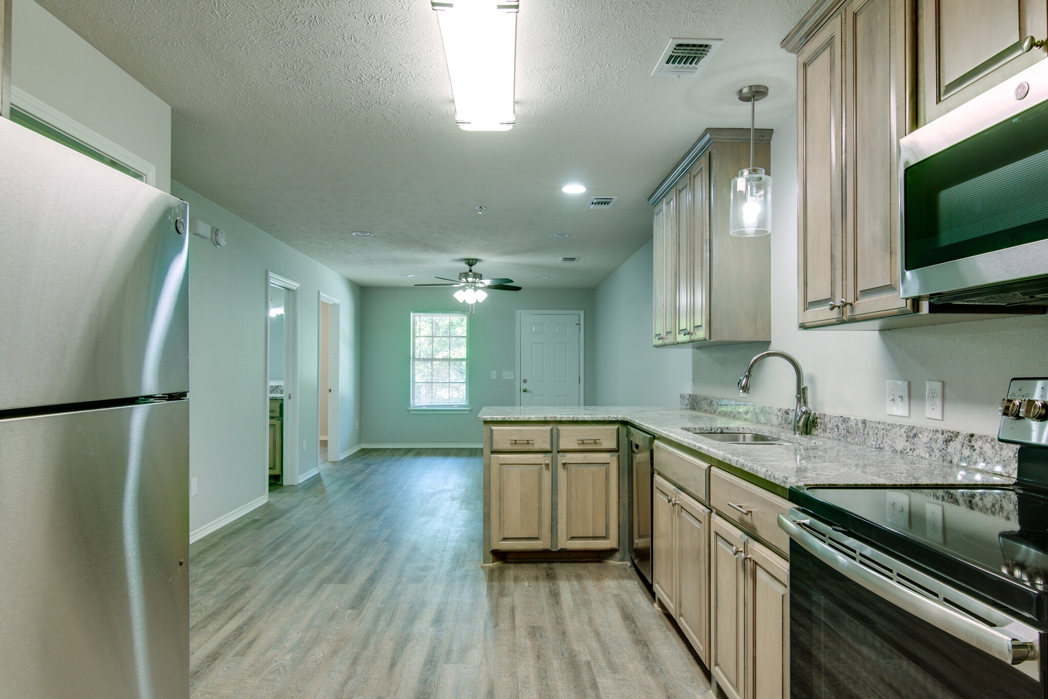 Living/Dining & Kitchen - 911 Pecorella St E