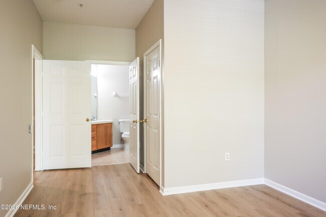 Building Photo - 10550 Baymeadows Rd