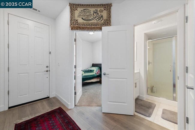 Building Photo - 300 Hideaway Ln