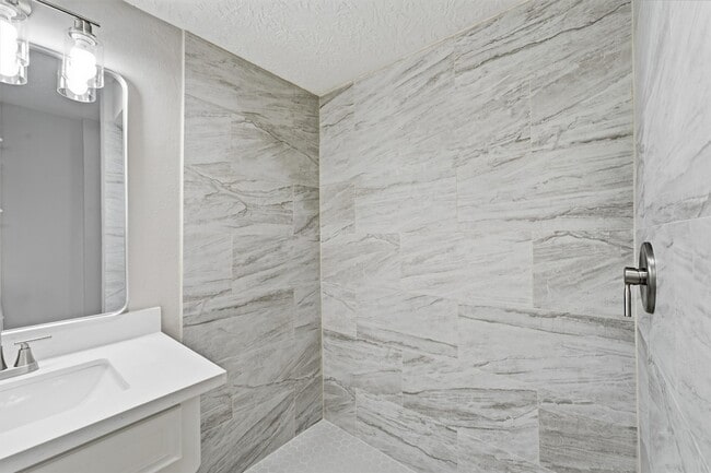 Building Photo - 8001 Rebawood Dr