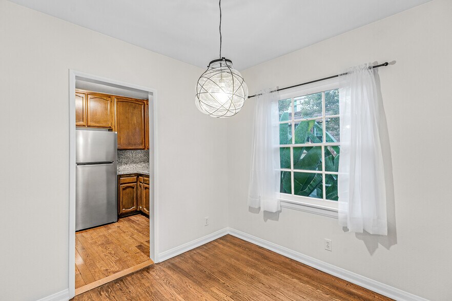 Building Photo - 222 S Rexford Dr