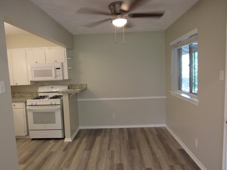 Open dining area off kitchen - 6205 Oram St