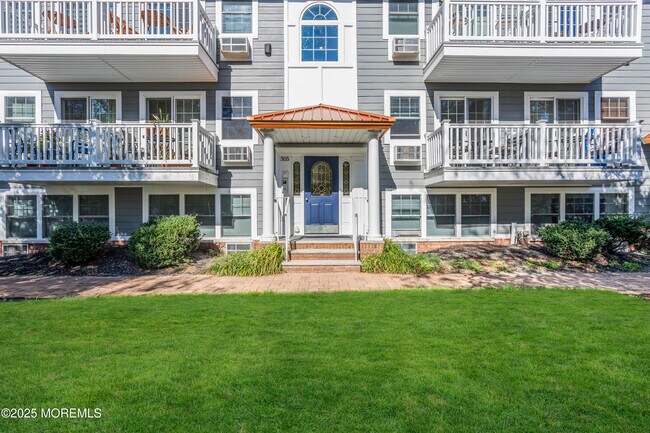 Building Photo - 305 4th Ave