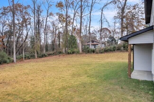 Building Photo - Updated 3-Bedroom, 2.5-Bathroom Townhome Gem in Landrum