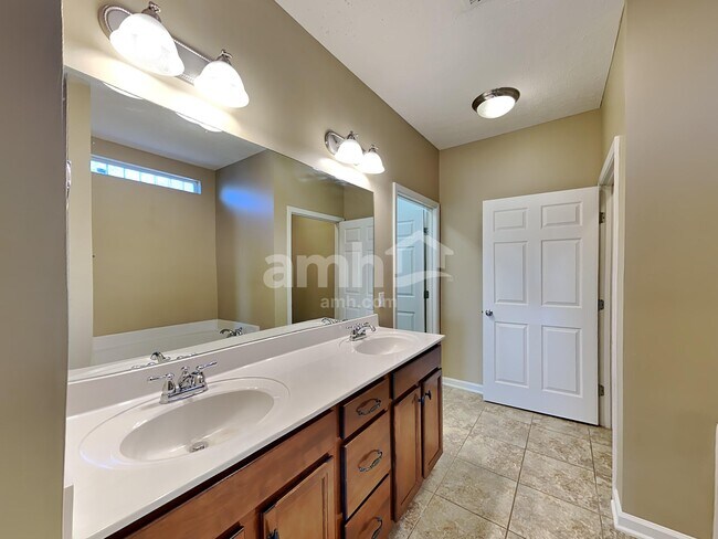 Building Photo - 533 Callie Ave