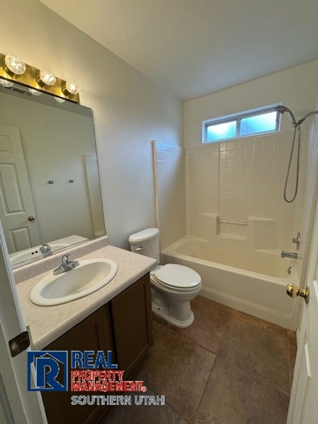 Building Photo - Single Family Home near Pine View