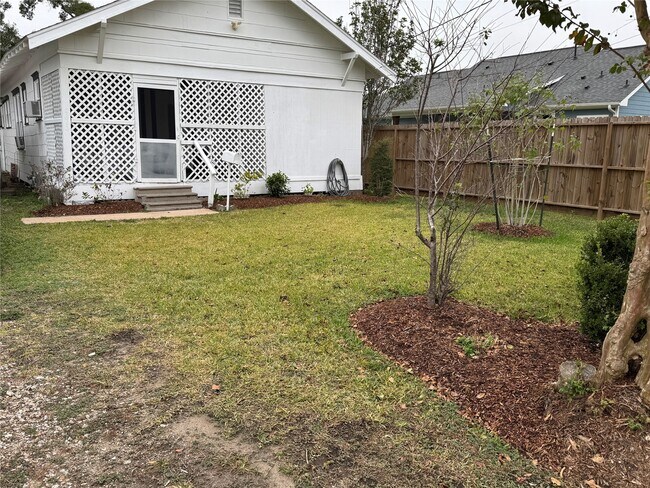 Building Photo - 1610 W Sidnor St