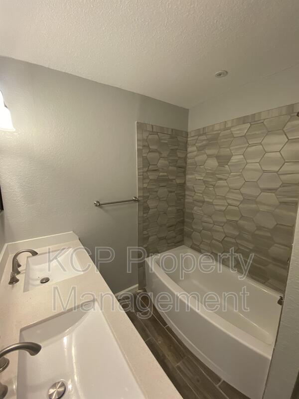 Building Photo - 2809 S 59th St