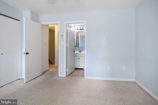 Building Photo - 3395 Lakeside View Dr