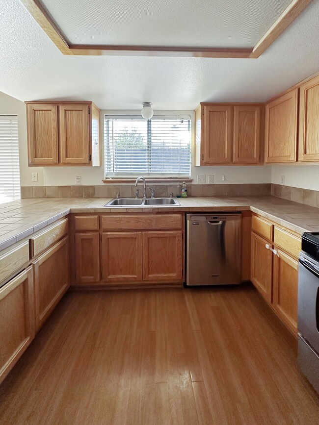 Building Photo - 605 E Wilson Ave