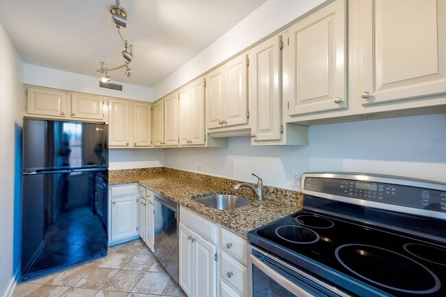 Building Photo - Comfort, Convenience & Charm in a Hidden G...