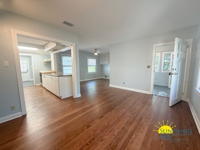 Building Photo - Freshly Painted 3BR/2BA Home Near Santa Rosa Sound & Choctawhatchee Bay!
